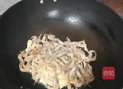 Illustration of how to make stir-fried river shrimp with leeks 3