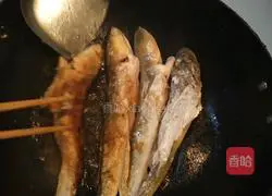 Illustration of how to make oily fish stewed with prawns 3