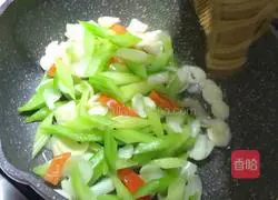 Illustration of how to stir-fry celery with lilies 13