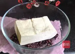 Illustration of how to make black rice tofu balls 1