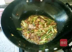 Illustration of how to cook twice-cooked pork with cat ears 6