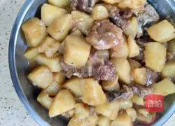 Illustration of how to make sauce-flavored pork ribs and braised potatoes 8