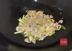 Illustration of how to make stir-fried vermicelli with cabbage and eggs 7
