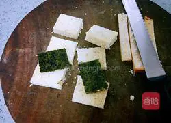 Illustration of how to make avocado and seafood salad 8