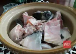 Illustration of how to make baked fish head with onion and ginger without water 4