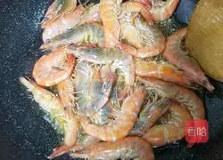 Illustration of how to make braised prawns with oyster sauce 3