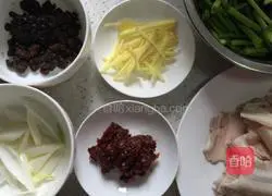 Illustration of how to make twice-cooked pork with garlic sprouts 1