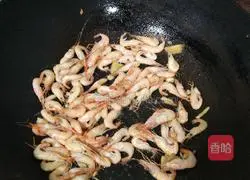 Illustration of how to make stir-fried river shrimp with leeks 5
