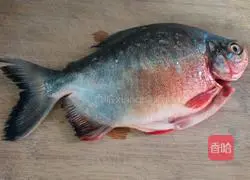 Fried Illustration of how to make braised red pomfret 1