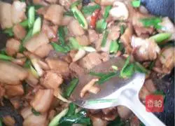 Illustration of how to make garlic twice-cooked pork 6