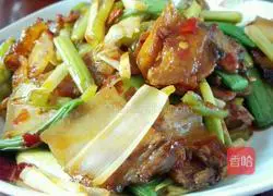 Illustration of making twice-cooked pork with sweet potato skin 12