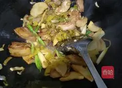 Illustration of how to stir-fry pork belly with winter bamboo shoots, pickled cabbage 8