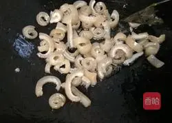 Illustration of how to make fried pork rinds with celery 4