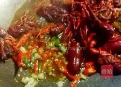 Illustration of how to make garlic crayfish 13