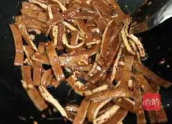 Illustration of how to stir-fry Hunan dried celery with celery 5