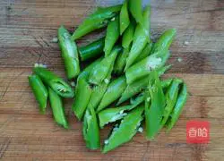 Illustration of how to stir-fry shrimps with Hangzhou pepper 4