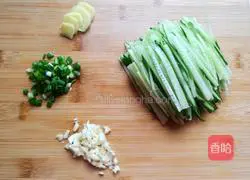 Illustration of how to make white meat with garlic paste 1