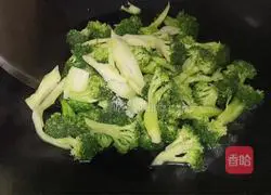 Broccoli stir-fry Illustration of how to make shrimps 2