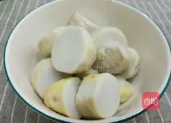 Illustration of how to wrap the head in tomato sauce 2