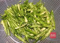 Shengbao Illustration of how to make salt-fried pork 4