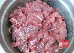 Illustration of how to make pickled pepper beef 4