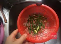 Illustration of how to make twice-cooked pork with green garlic 1