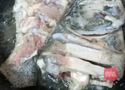 Illustration of home stewed silver carp 4