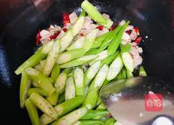 Illustration of how to make fried shredded pork with okra 5