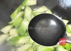 Stir-fry Illustration of how to make loofah 5