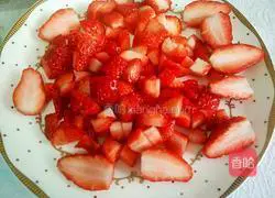 Strawberry Cream Cake Recipe Illustration 3