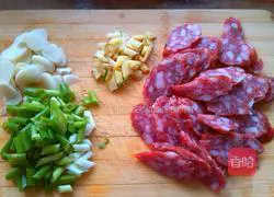 Illustration of how to make stir-fried green beans with sausage 3