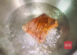 Sichuan - Illustration of how to stir-fry bacon with garlic moss 3