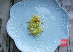 Illustration of how to wrap shrimps in wonton skins 2