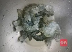 Illustration of how to make scrambled eggs with shrimps and tomatoes 1