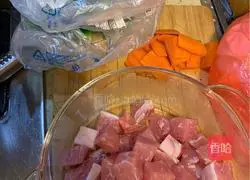 Illustration of how to make pork slices 1