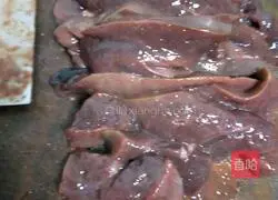 Illustration of how to stir-fry pork liver with garlic sprouts 4