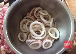 Illustration of how to make fried squid rings 3