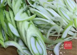 Illustration of how to make fried squid with green onions 6