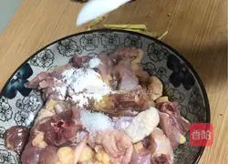 Illustration of how to make steamed chicken with red dates 6