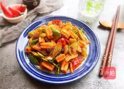 Illustration of how to stir-fry squid with celery and pickled pepper 11