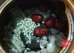 Illustration of how to make pickled cabbage and pork ribs soup 2