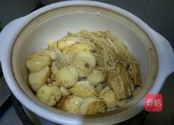 Illustration of how to make Japanese tofu pot with enoki mushrooms 9