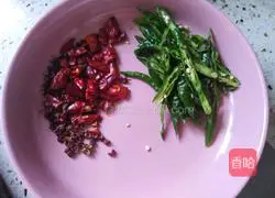 Illustration of how to make spicy stir-fried flower armor 2