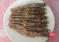 Put the garlic into slices and shrimp Practice illustration 4