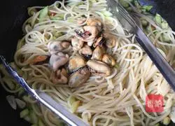 Illustration of how to make Italian zucchini and mussel pasta 5