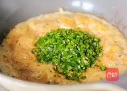 Illustration of how to make egg yolk and pepper foam 6