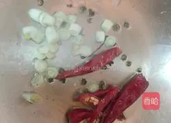 Illustration of how to make spicy chicken tripe 3