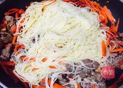 Illustration of how to make beef and carrot pasta 10