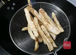 Illustration of how to make dry fried lotus root sticks 9