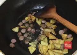 Illustration of how to make fried pasta with potatoes and sausage 6